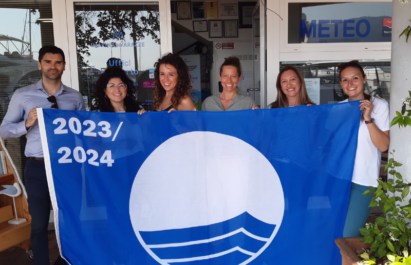 Il team di Marina di Varazze con Bandiera Blu 2023